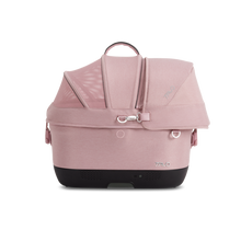 Lade das Bild in den Galerie-Viewer, Isofix Autositz &amp; Transportbox Maeve™ iso5x Wind Tavo | Integriertes Belüftungssystem | für Hunde bis 13.6 kg | GREENGUARD-Gold-Zertifizierung | Sakura | rosa | geschlossen
