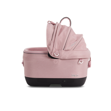 Lade das Bild in den Galerie-Viewer, Isofix Autositz &amp; Transportbox Maeve™ iso5x Wind Tavo | Integriertes Belüftungssystem | für Hunde bis 13.6 kg | GREENGUARD-Gold-Zertifizierung | Sakura | rosa | Seitenansicht
