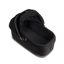 Lade das Bild in den Galerie-Viewer, Isofix Autositz &amp; Transportbox Maeve™ iso7x-L WIND von Tavo für Hunde bis 18 kg | GREENGUARD-Gold-Zertifizierung | Farbe: Onyx - Korb innen
