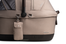 Lade das Bild in den Galerie-Viewer, Isofix Autositz &amp; Transportbox Maeve™ iso6x Wind Tavo | Integriertes Belüftungssystem | für Hunde bis 18 kg | GREENGUARD-Gold-Zertifizierung | Fawn
