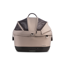 Lade das Bild in den Galerie-Viewer, Isofix Autositz &amp; Transportbox Maeve™ iso5x Wind Tavo | Integriertes Belüftungssystem | für Hunde bis 13.6 kg | GREENGUARD-Gold-Zertifizierung | Fawn
