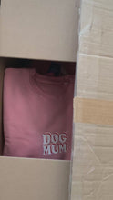 Laden und Abspielen von Videos im Galerie-Viewer, Dog Mum Sweatshirt | Bio-Baumwolle &amp;  recyceltes Polyester | Süßes Geschenk | Limedit Edition
