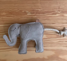Laden und Abspielen von Videos im Galerie-Viewer, Video Instagram Nachhaltiges Hundespielzeug &quot;Ella Elefant&quot; | Robust &amp; 100% schadstofffrei | Upcycling Leder &amp; natürliche Baumwolle
