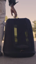 Laden und Abspielen von Videos im Galerie-Viewer, Crashgetestete Isofix Transportbox Auto Tavo Crispin für Hunde | 3 Größen bis 27.2 kg | Farbe: Onyx
