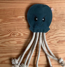 Laden und Abspielen von Videos im Galerie-Viewer, Nachhaltiges Hundespielzeug Oktopus &quot;Karla Krake 2.0&quot; | Leder Dummy | 100% schadstofffrei | Upcycling Leder &amp; natürliche Baumwolle
