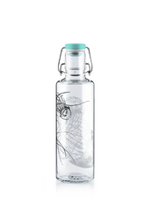 Lade das Bild in den Galerie-Viewer, soulbottle • jellyfish in the bottle - Trinkflasche aus Glas - plastikfrei &amp; auslaufsicher - 600ml

