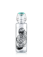Lade das Bild in den Galerie-Viewer, soulbottle • jellyfish in the bottle - Trinkflasche aus Glas - plastikfrei &amp; auslaufsicher - 600ml
