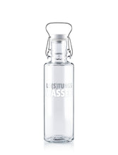 Lade das Bild in den Galerie-Viewer, soulbottle • lei(s)tungswasser - Trinkflasche aus Glas - plastikfrei &amp; auslaufsicher - 600ml

