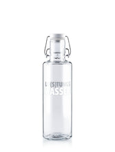 Lade das Bild in den Galerie-Viewer, soulbottle • lei(s)tungswasser - Glastrinkflasche - Plastikfrei &amp; auslaufsicher - 600ml
